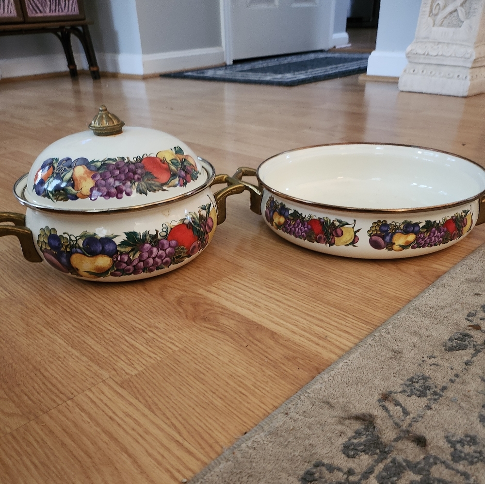 Vintage Cornucopia Dutch oven and frying pan